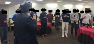 【帝】生まれながらの「門」がバッチに記してある異例の「門」合宿懇親会