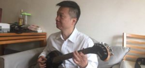 【帝】香港金融玉利将彦氏自宅で楽器を交え『タバコ部屋のつづき』