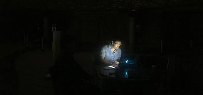 帝】24時東京真っ暗闇に光るMac画面と平城寿@SOHOの眼鏡。