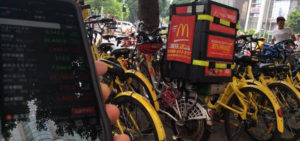 中国広州の路上で「う◯こ座り」して「剣客」武者修行