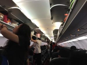 中国広州の路上で「う◯こ座り」して「剣客」武者修行