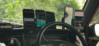 スマホ5台がずらり!?香港「剣客」なのだろうか?