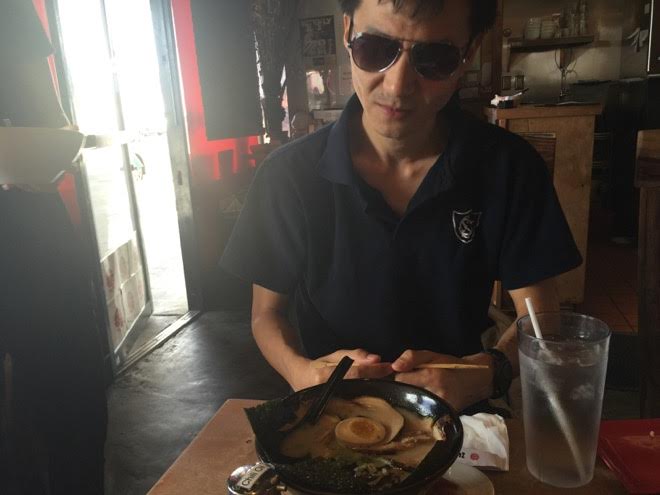 「FUKUMIMI RAMEN」のタンタン麺で英気を養いラスベガススロット攻略法の検証に挑む剣客