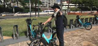 ホノルルレンタルサイクル「Biki」で走るワイキキビーチ