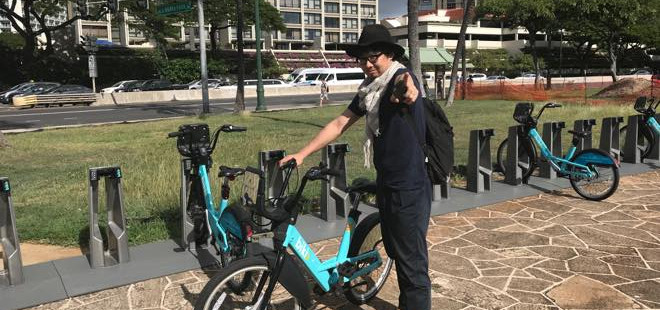 ホノルルレンタルサイクル「Biki」で走るワイキキビーチ